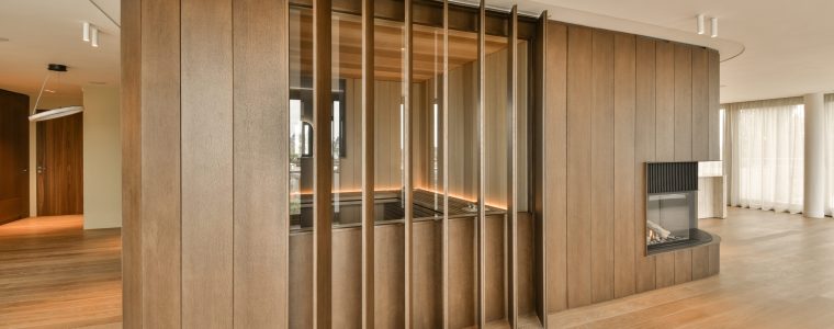 a living room with wood flooring and wooden partitions in the center of the room there is a tv on the wall SSUCv3H4sIAAAAAAAACpySz26DMAzG75P2DijnItFC+bNXqXYwwS3W0qRKQqep6rvPSaDKrrvhn+3P/mIe729FIUZwJMVH8QgRx6TU4rwFT0YzrnYrt6gntDm527qtcgCURziRN5ZA5XAEL2cNV2SoF6UCfsakcB784tCFXVYkweOFNRJ8SaSFTykutkRMcgenhNhlzC1jZBtK4v/qTB+fL8MX1PInLpwZsagQkpFTKhVf3x7tNbcGy0Qmc3U3ElQoqDMloBtY+NN3syRJXzJi/BzvsilJs2hvw1YvM0IZc4NRhVc/8xjc+AzOcfm08Wy25L/AXLM52vjoaVUVEx8nhPu6bg5DX/XdoT423bFr14J00JlYJ66zCXEsv2jKXVHYQPQDtNWhH8rm3EHZtO1Q9l2DZb+vRtxX2DY48i2evwAAAP//AwCanbHVuQIAAA==